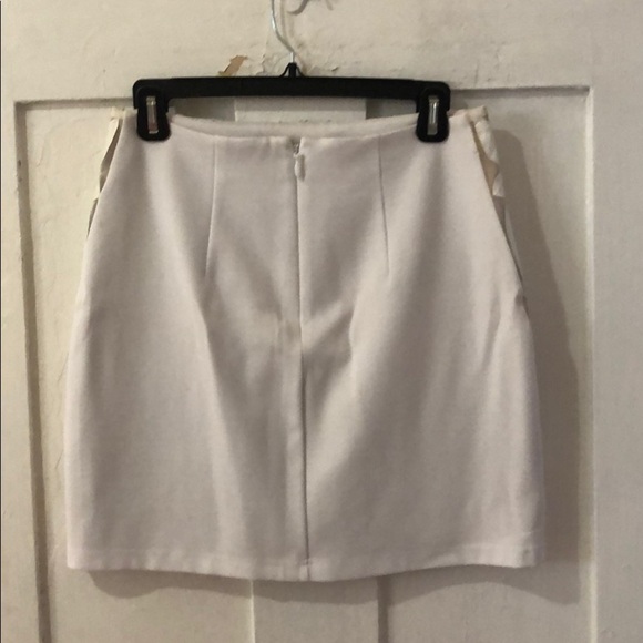 NWT BEBE Women’s White and Tan Cut-Out Patterned Mini Skirt - Picture 4 of 4